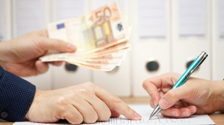 Πόσο θα αυξηθούν οι μισθοί το 2026 σε δημόσιο και ιδιωτικό τομέα: Αναλυτικοί πίνακες και παραδείγματα