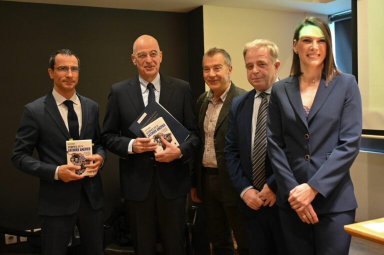 Ο ΥΕΘΑ Νίκος Δένδιας στην παρουσίαση του βιβλίου«Ιστορίες από τη Λατινική Αμερική: Από τον Πινοσέτ και τον Εσκομπάρ στις σύγχρονες Δημοκρατίες», του Ιάσονα Πιπίνη