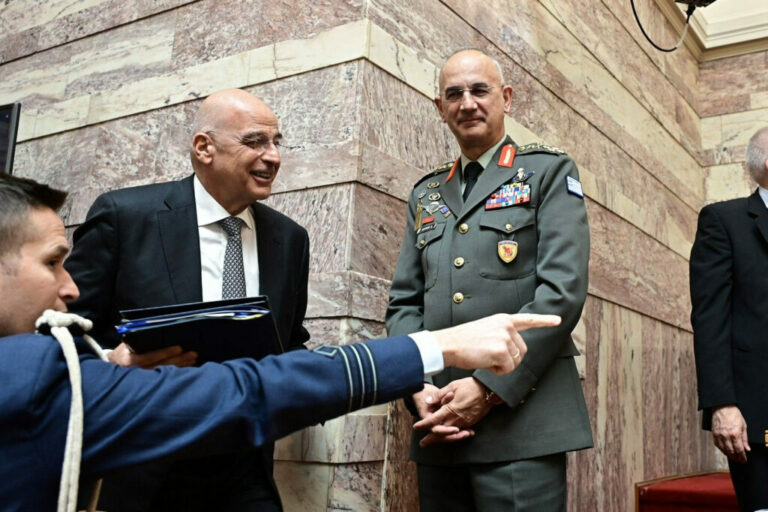 Πολυνομοσχέδιο ΥΠΕΘΑ: Αντιπολίτευση στο πλευρό των στρατιωτικών, χωρίς δική της πρόταση και δέσμευση για κατάργηση