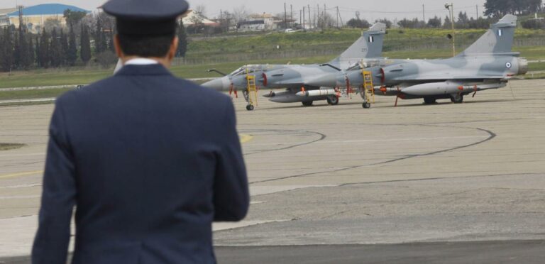 Σοβαρή υπόθεση διαρροής στρατιωτικών πληροφοριών – Στέλεχος της Πολεμικής Αεροπορίας φέρεται να βρίσκεται πίσω από τη σύλληψη