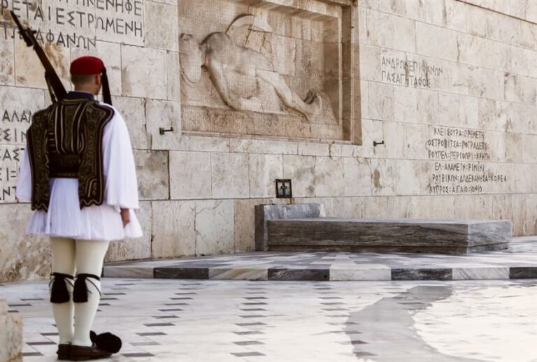 Γ.Γ ΥΠΕΘΑ Αντ. Οικονόμου και Υπαρχηγός ΓΕΣ Αντιστράτηγος Ανδρ. Κορωνάκης στην επιτροπή για το Μνημείο του Αγνώστου Στρατιώτη