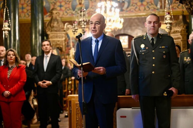 ΒΙΝΤΕΟ – Νίκος Δένδιας ανέγνωσε το «Πιστεύω» στην Καστοριά – Η στιγμή που προκάλεσε συγκίνηση
