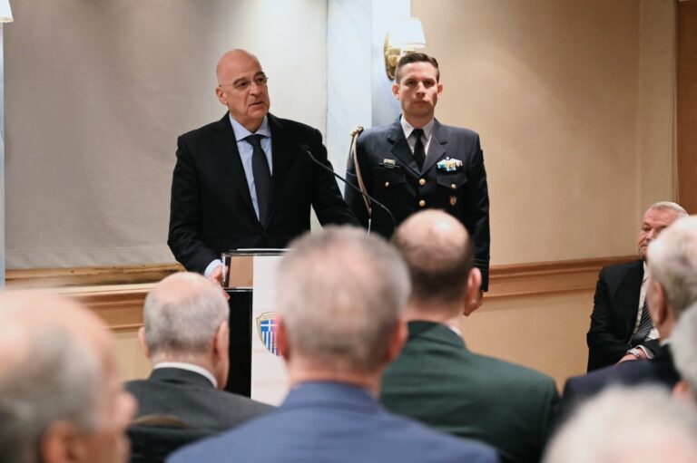 Σημαντική ομιλία Δένδια: Ο πόλεμος αλλάζει τις ΕΔ