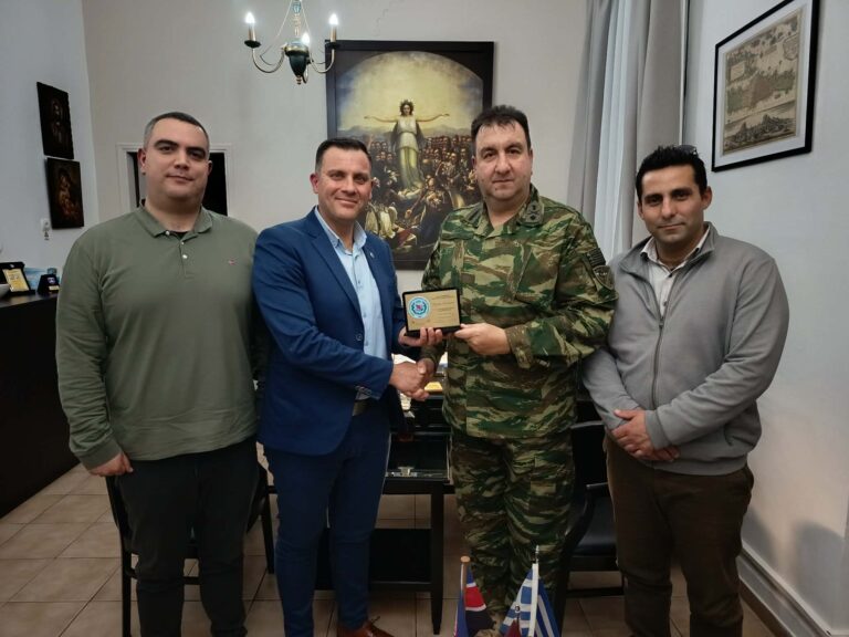 Στρατιωτικοί του Ηρακλείου στο Διοικητή της ΣΕΑΠ