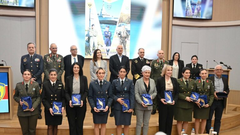 Ημέρα της Γυναίκας: Το ΓΕΕΘΑ τίμησε 12 γυναίκες των Ενόπλων Δυνάμεων παρουσία Δένδια