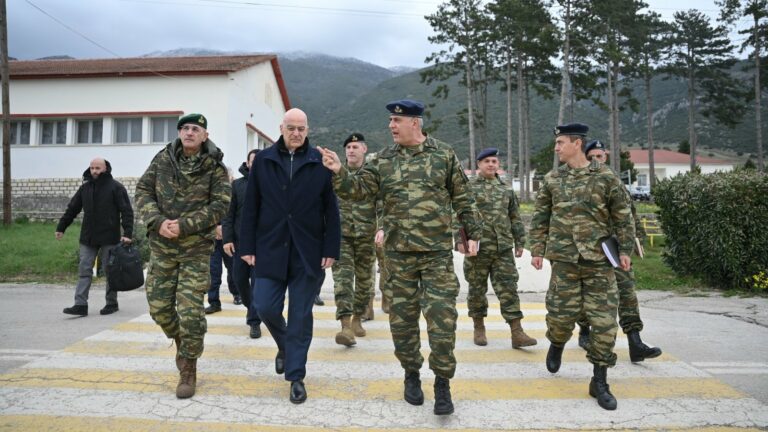 Δένδιας: Νέα απροειδοποίητη επίσκεψη σε νεοσύλλεκτους