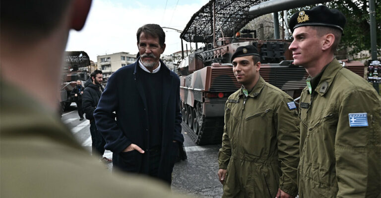 Η σχέση του Παύλου Ντε Γκρες με τα Τεθωρακισμένα