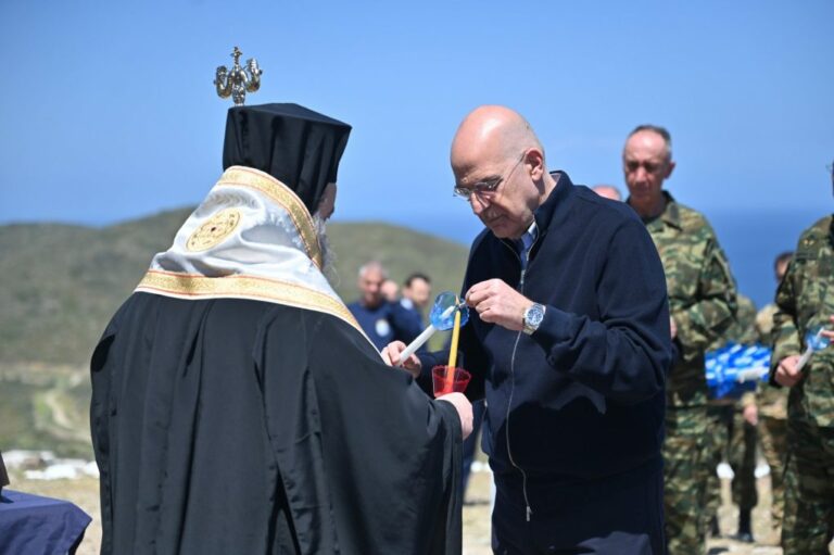 Σύνορα αντί σαλονιών: Εκεί θα κάνει Ανάσταση ο Δένδιας