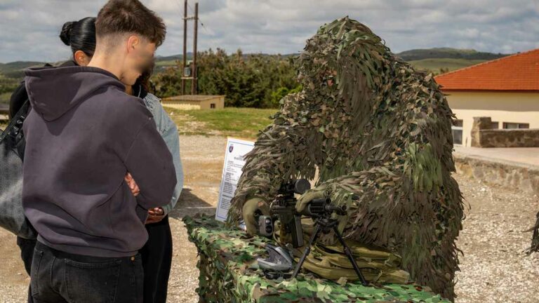 στρατιώτης με στολή παραλλαγής ghillie παρουσιάζει οπλικά συστήματα σε μαθητές στην 88 ΣΔΙ Λήμνου