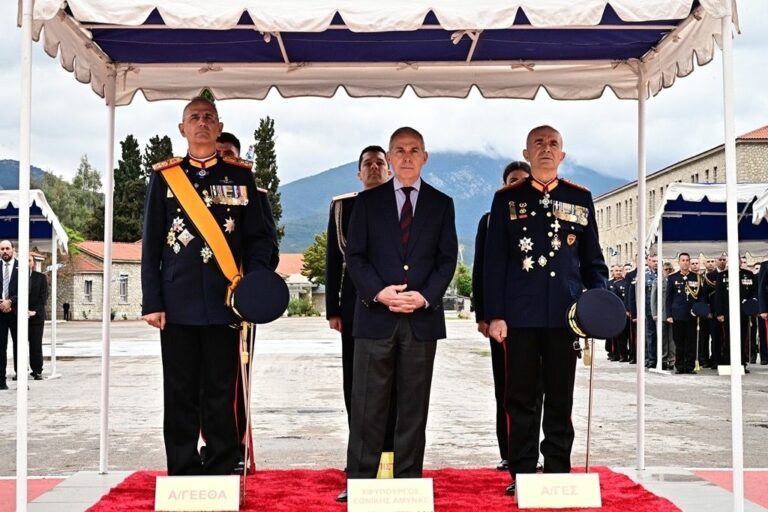 Υφυπουργός Εθνικής Άμυνας Θανάσης Δαβάκης με τον Α/ΓΕΕΘΑ Δημήτριο Χούπη και τον Α/ΓΕΣ Γεώργιο Κωστίδη στον εορτασμό Αγίου Γεωργίου στη Σχολή Πεζικού Χαλκίδας
