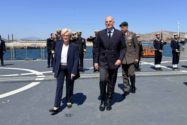 Ο Νίκος Δένδιας και η Catherine Vautrin στη φρεγάτα ΚΙΜΩΝ κατά την επίσκεψη Macron στην Ελλάδα