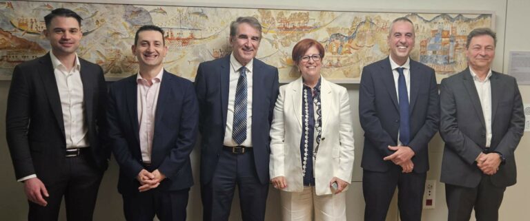 Στιγμιότυπο από την υπογραφή συμφωνίας μεταξύ EFA GROUP και Superior Air με τα στελέχη των δύο εταιρειών