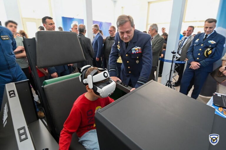 Παιδί δοκιμάζει προσομοιωτή VR της Πολεμικής Αεροπορίας παρουσία του Αρχηγού ΓΕΑ στην Άμφισσα