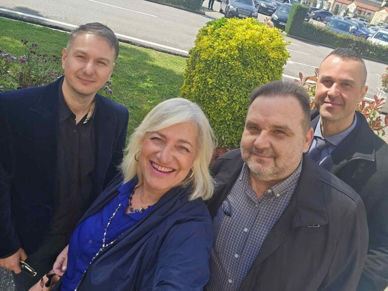 Η Λένα Χατζηδήμου με συνεργάτες στη διάρκεια επίσκεψης στην ΑΣΔΗΜ για τον εορτασμό του Αγίου Γεωργίου