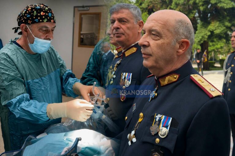 Δεν έφυγε: Κορυφαίος γιατρός που επέλεξε το Στρατό