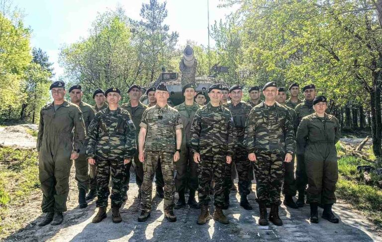 Έλληνες στρατιωτικοί μπροστά από άρμα μάχης Leopard κατά τη διάρκεια της άσκησης ORION-26 στη Γαλλία