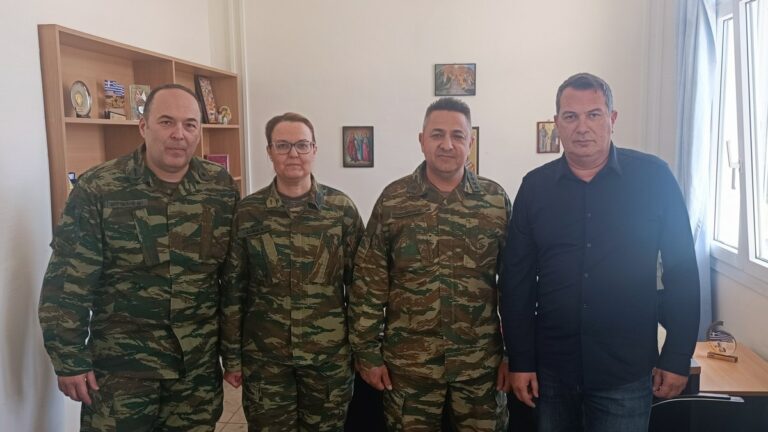 Μέλη της ΕΣΠΕ Φθιώτιδας με τον Διοικητή της 63 ΜΕ και τον Διοικητή του ΚΕΝ Λαμίας κατά τη διάρκεια θεσμικής συνάντησης στη Λαμία