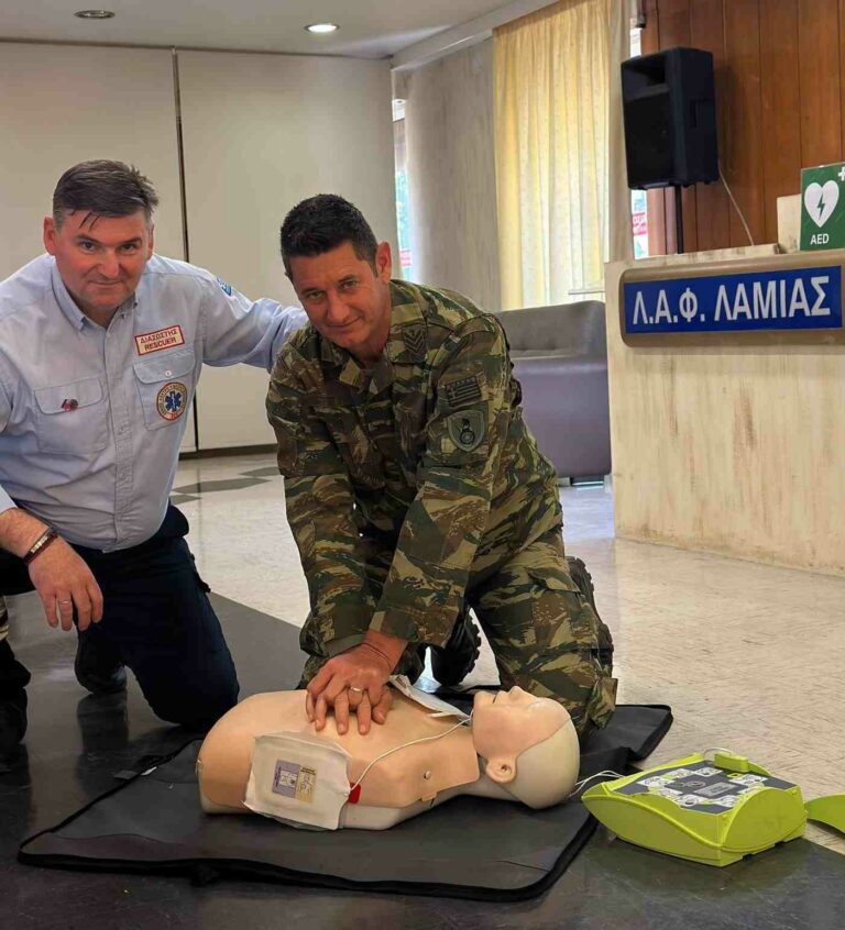 Στρατιωτικός εκπαιδεύεται στην ΚΑΡΠΑ με χρήση απινιδωτή στη Λέσχη Αξιωματικών Φρουράς Λαμίας παρουσία διασώστη του ΕΚΑΒ.