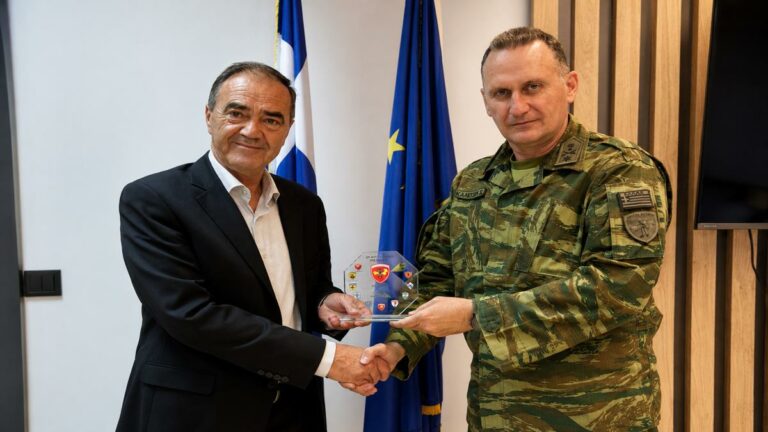 Ο Δήμαρχος Μαρωνείας – Σαπών με τον Διοικητή της 29ης Μ/Π Ταξιαρχίας Πεζικού σε εθιμοτυπική συνάντηση.