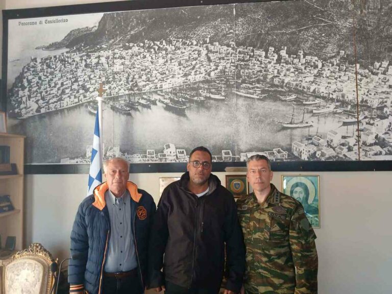 Ο Δήμαρχος Μεγίστης Νίκος Ασβέστης με τον νέο Διοικητή της ΔΑΝ Μεγίστης Συνταγματάρχη Κωνσταντίνο Μπαχάρη στο Καστελόριζο