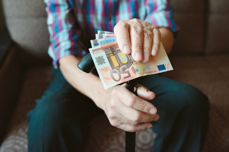 Επίδομα 300 ευρώ: Νέα κριτήρια