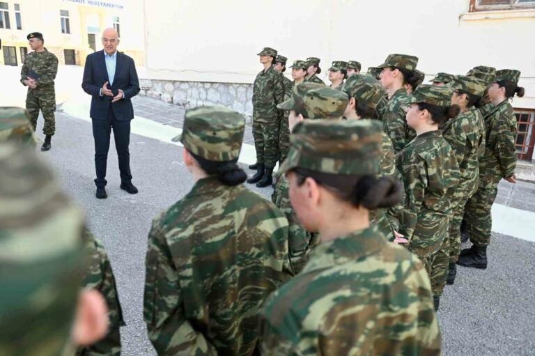 Δένδιας στο ΚΕΥΠ με τις πρώτες Εθελόντριες Οπλίτες